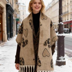 Mjuk halsduk med leopardhjärtan beige